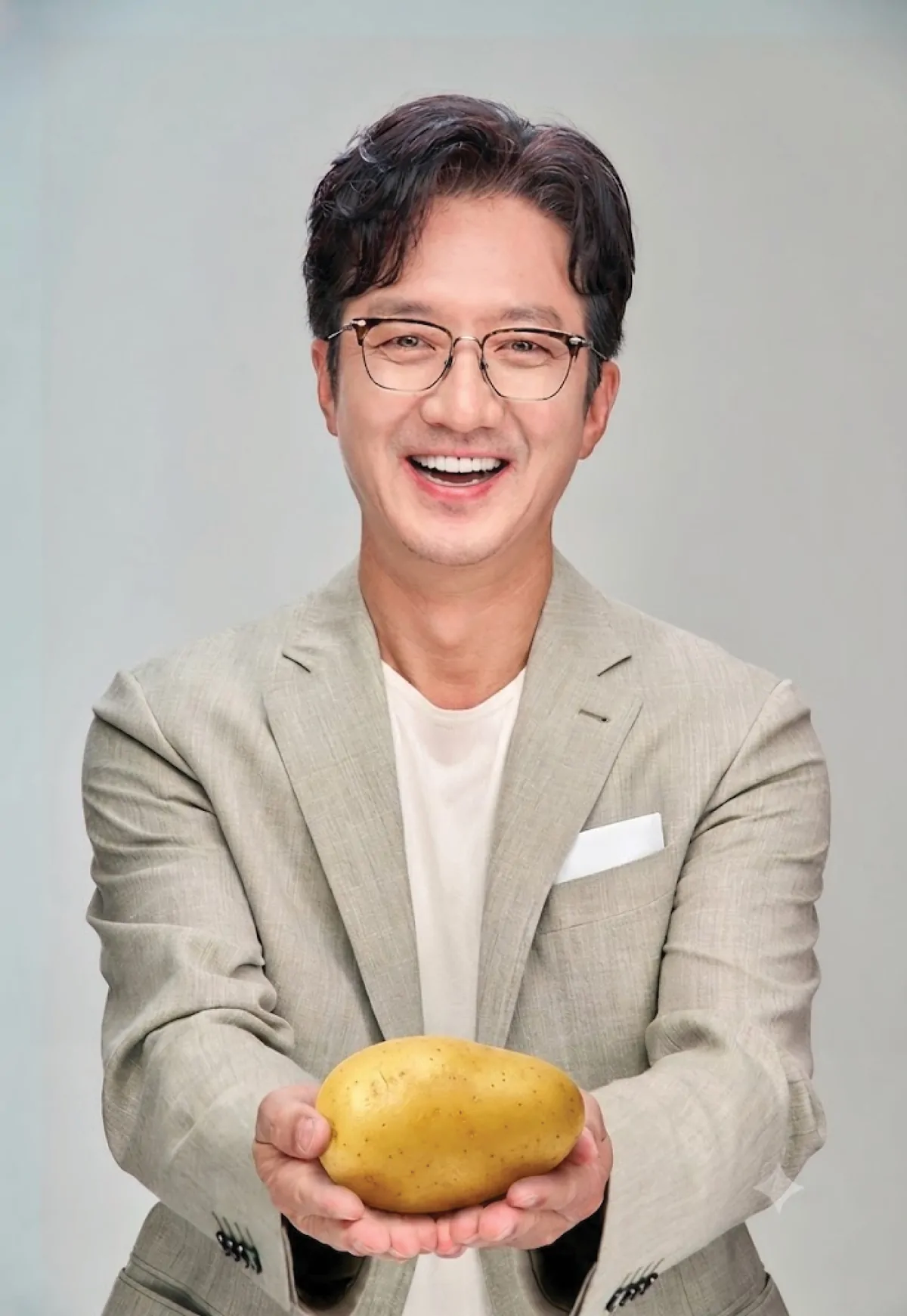 골든킹 감자를 든 한국농업주식회사 정준호 대표